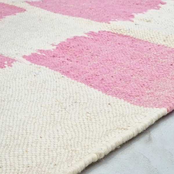 Geruit roze en wit Marokkaans kelimtapijt