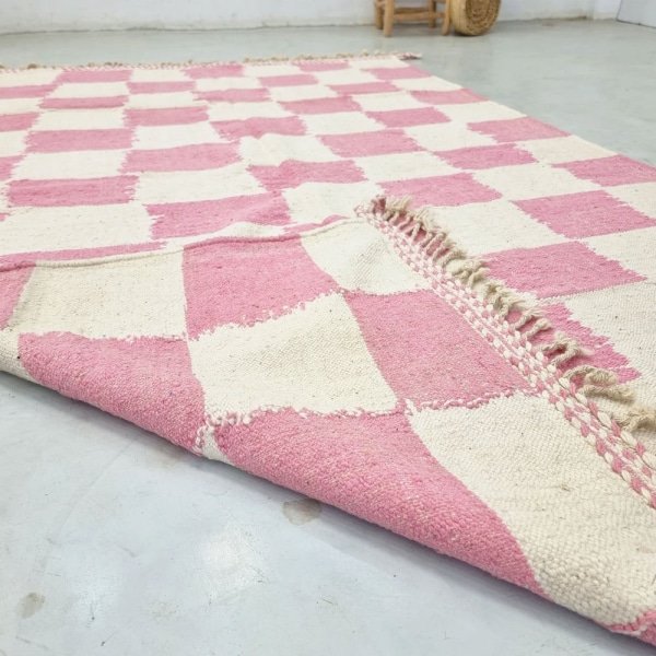 Geruit roze en wit Marokkaans kelimtapijt