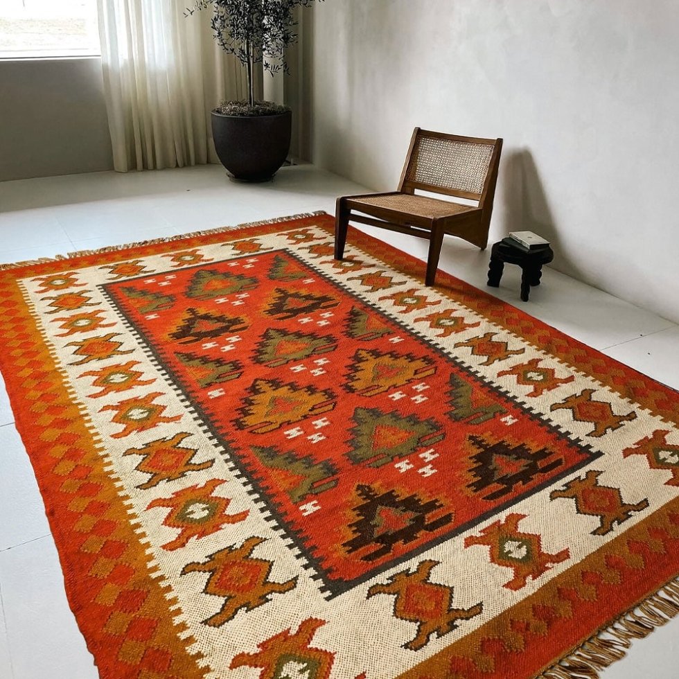 Op kerst geïnspireerd indisch kilim vloerkleed