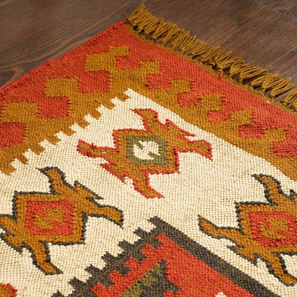 Op kerst geïnspireerd indisch kilim vloerkleed