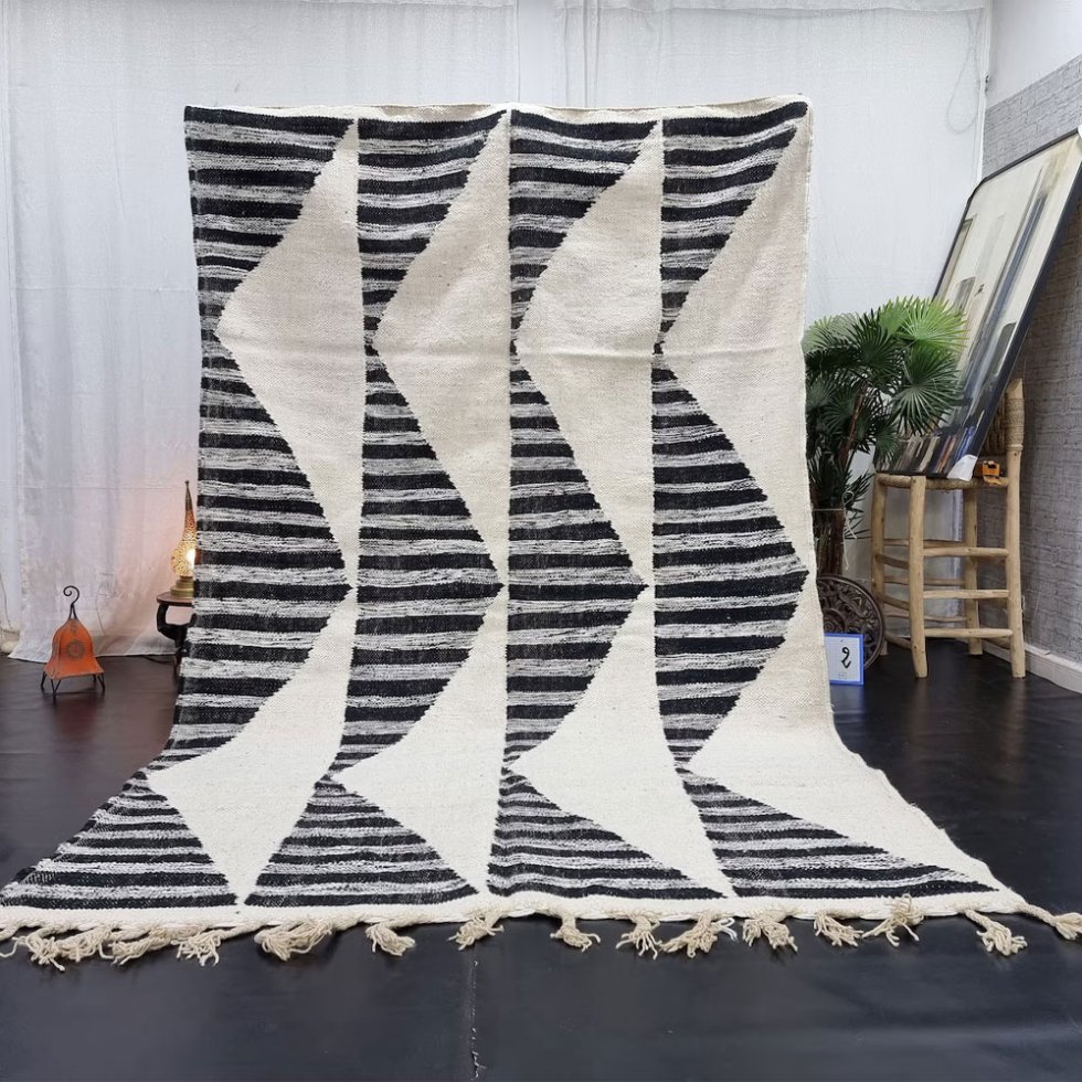 Geometrisch zwart en wit kelim berber tapijt