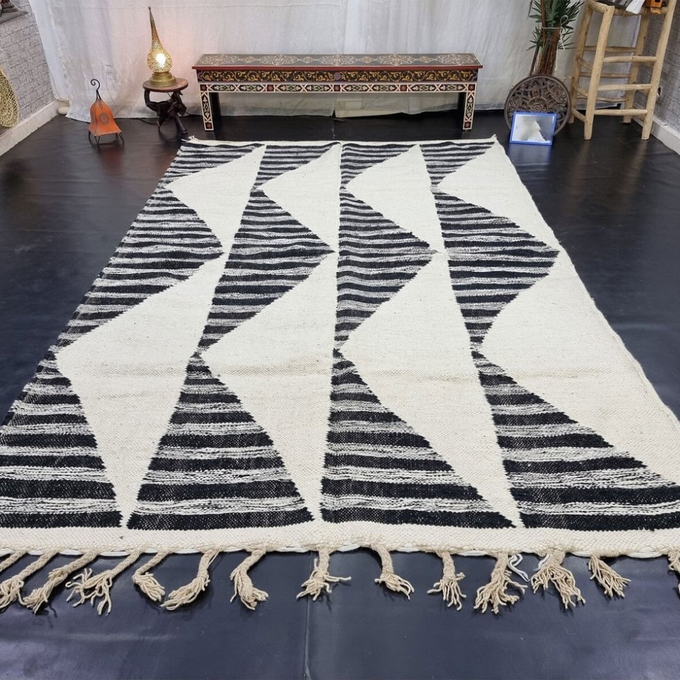 Geometrisch zwart en wit kelim berber tapijt