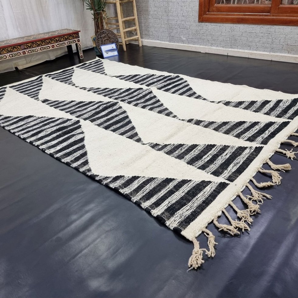 Geometrisch zwart en wit kelim berber tapijt