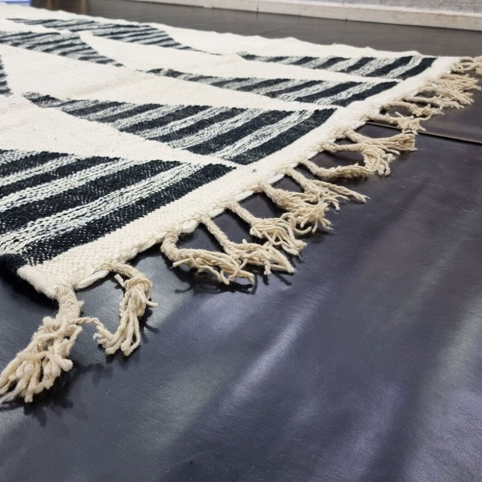 Geometrisch zwart en wit kelim berber tapijt