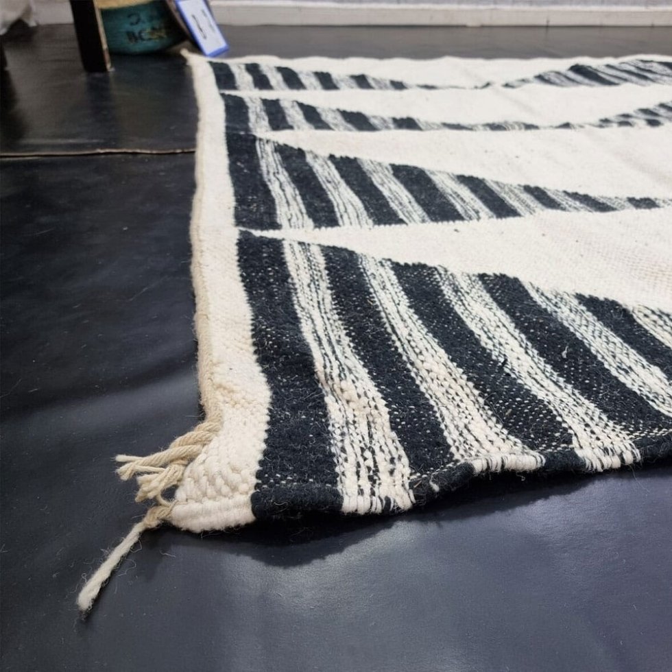 Geometrisch zwart en wit kelim berber tapijt