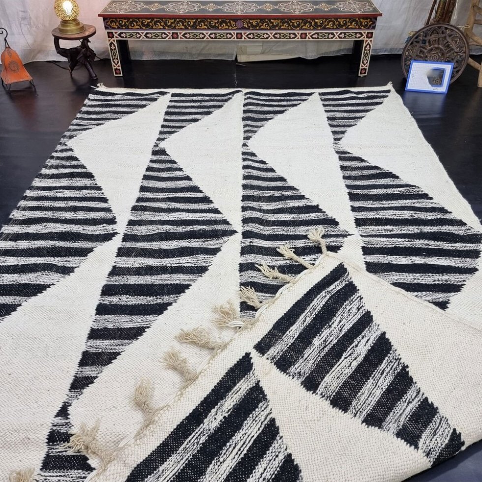 Geometrisch zwart en wit kelim berber tapijt