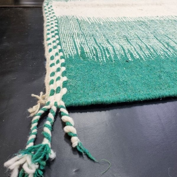 Groen vintage marokkaans kilim vloerkleed