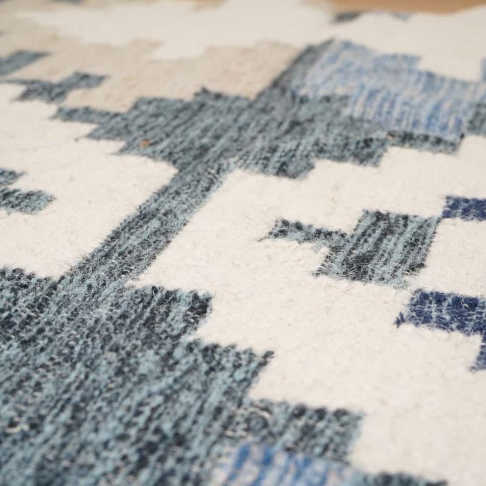 Modern blauw en beige kilim vloerkleed