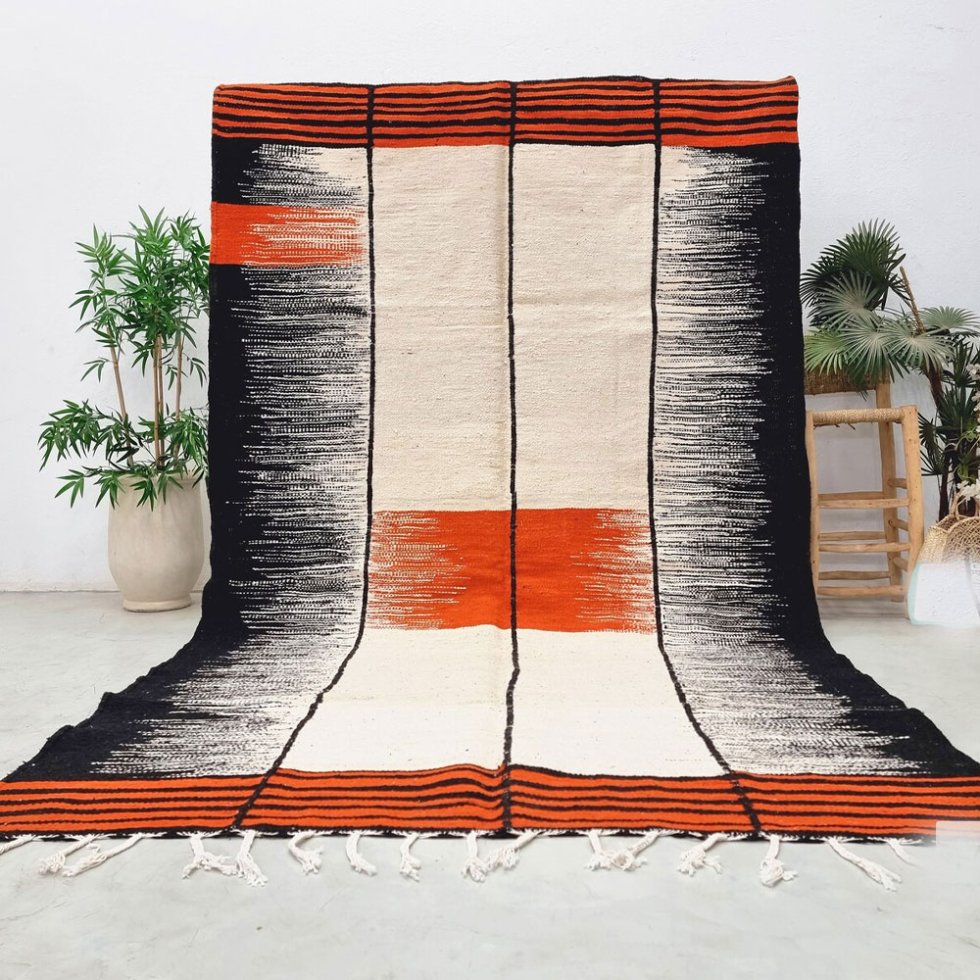 Oranje en zwart kelim vloerkleed