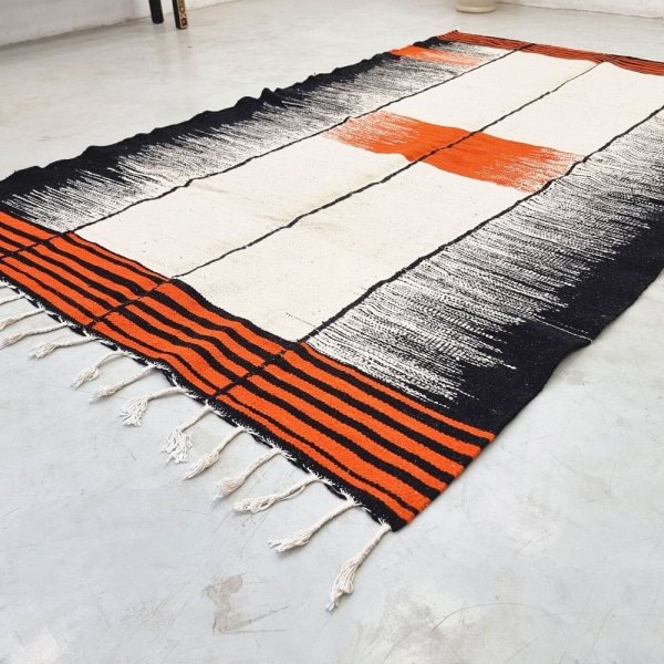 Oranje en zwart kelim vloerkleed