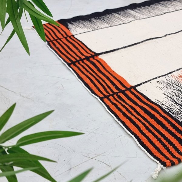 Oranje en zwart kelim vloerkleed