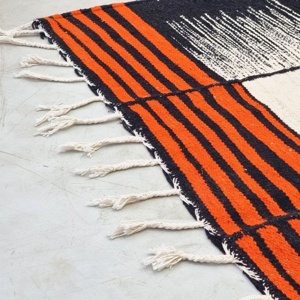 Oranje en zwart kelim vloerkleed
