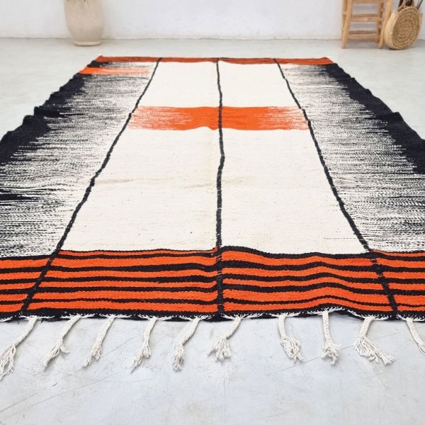 Oranje en zwart kelim vloerkleed