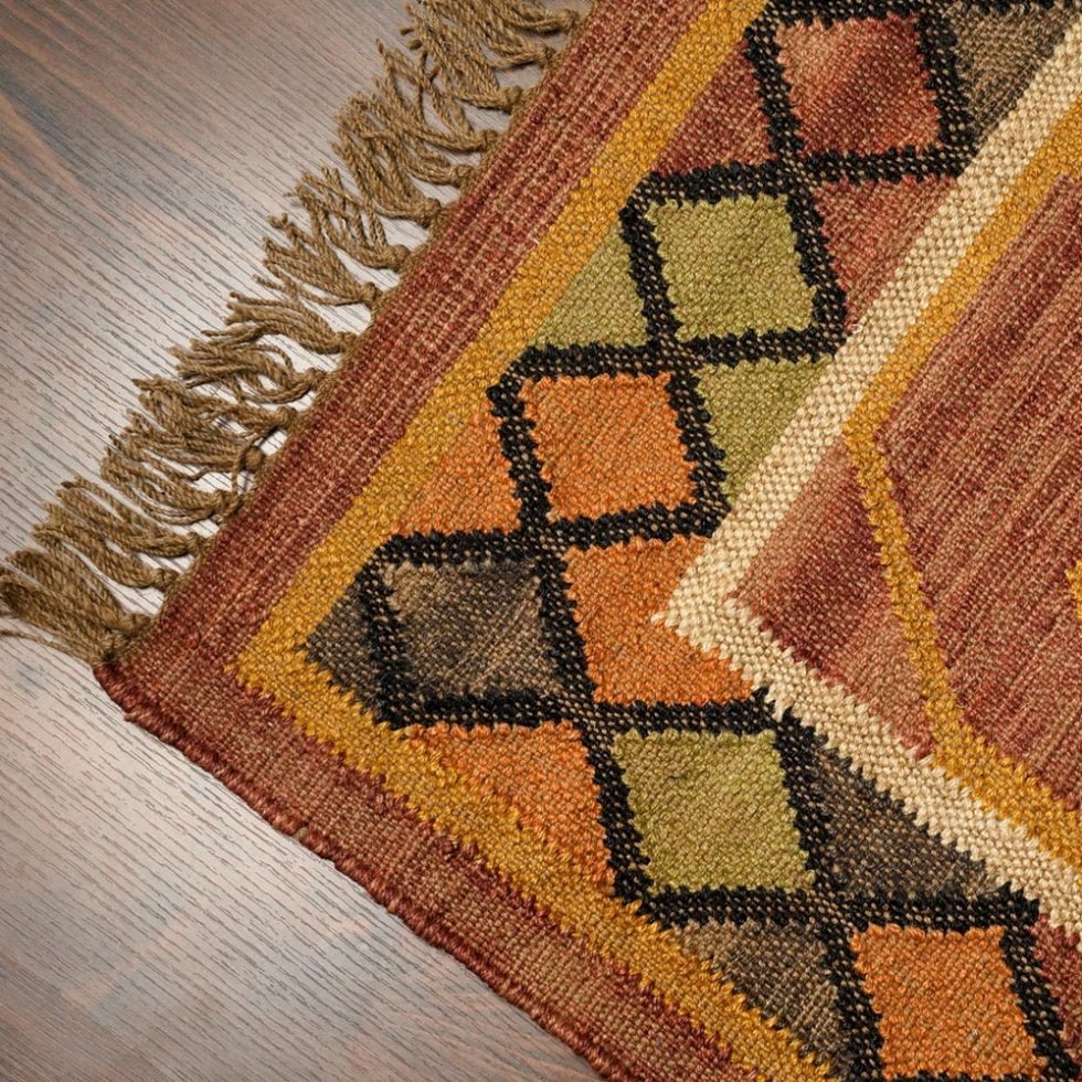 Rood vervaagd kelimdeken in navajo stijl