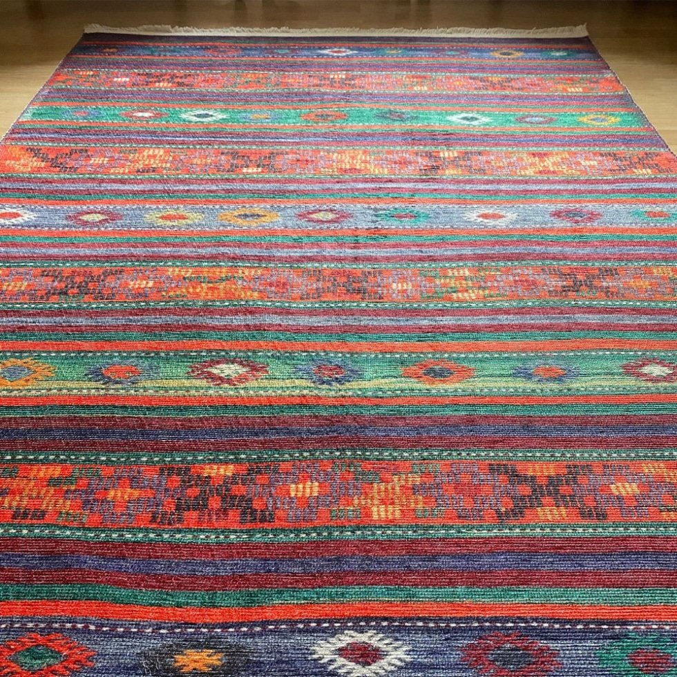 Gestreept tapijt in Afghaanse stijl