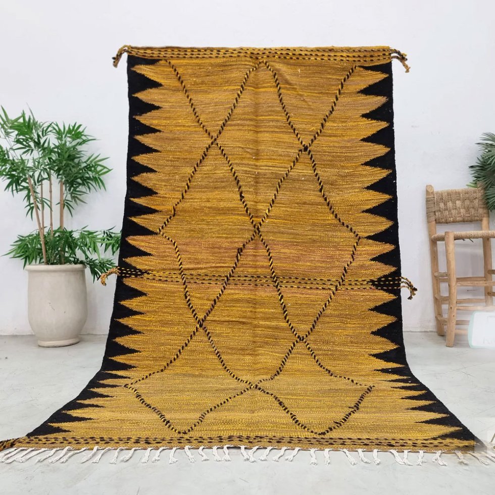 Geel en zwart marokkaans kilim vloerkleed