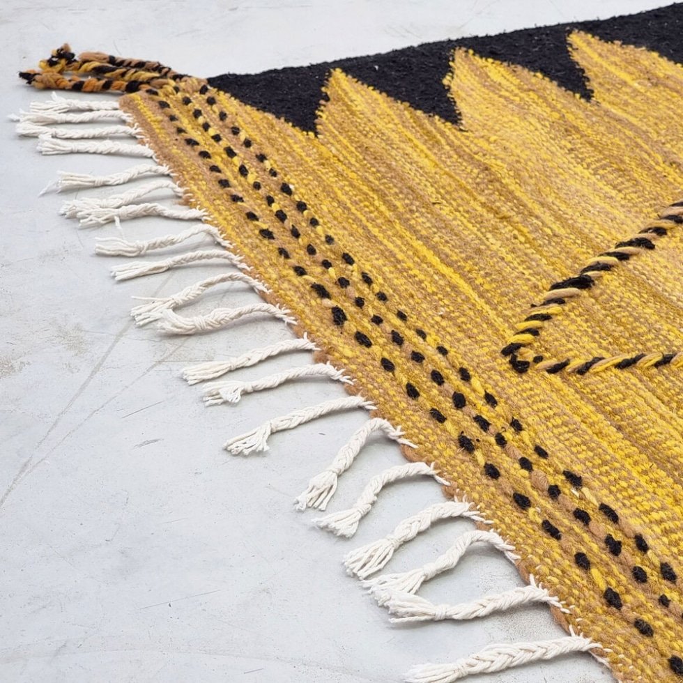 Geel en zwart marokkaans kilim vloerkleed
