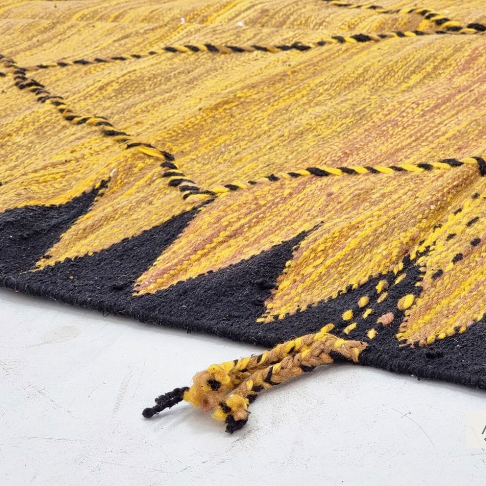 Geel en zwart marokkaans kilim vloerkleed