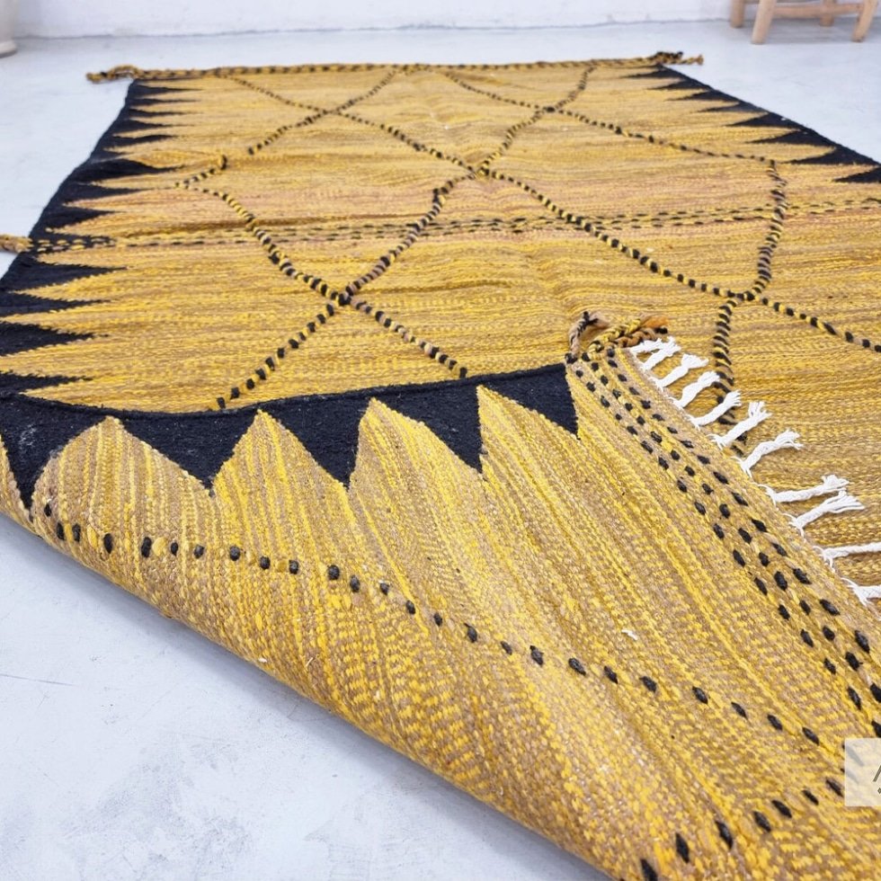 Geel en zwart marokkaans kilim vloerkleed