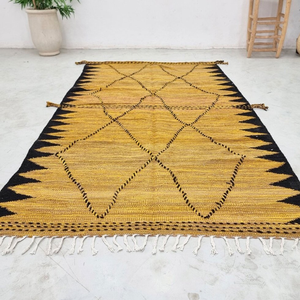 Geel en zwart marokkaans kilim vloerkleed
