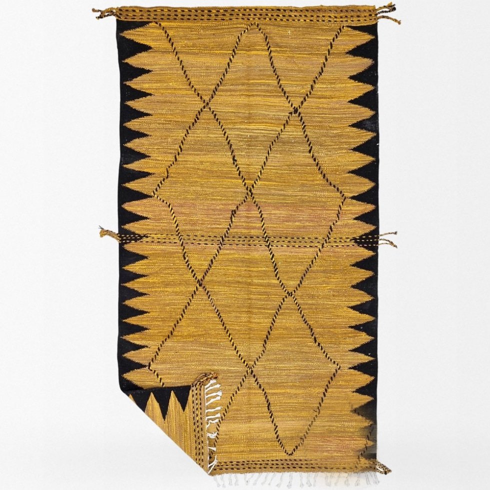 Geel en zwart marokkaans kilim vloerkleed