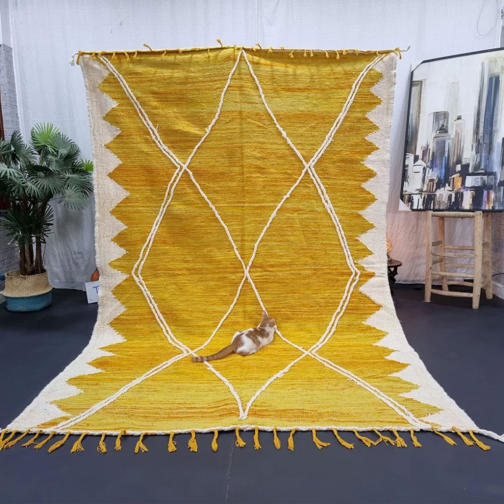 Geel en wit marokkaans kilim vloerkleed