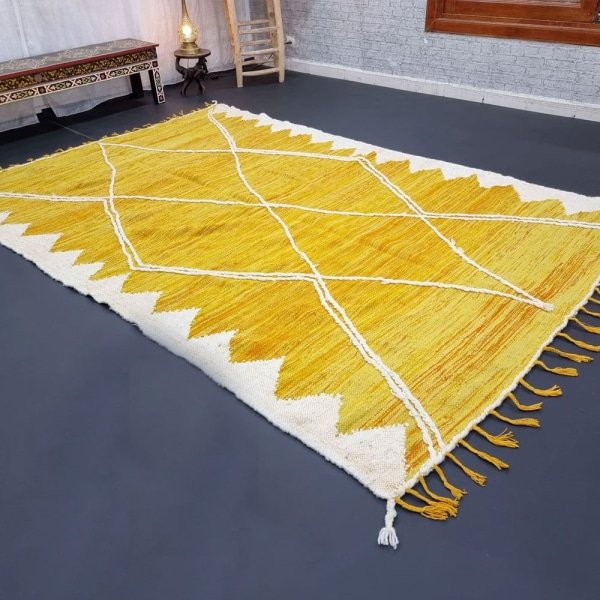 Geel en wit marokkaans kilim vloerkleed