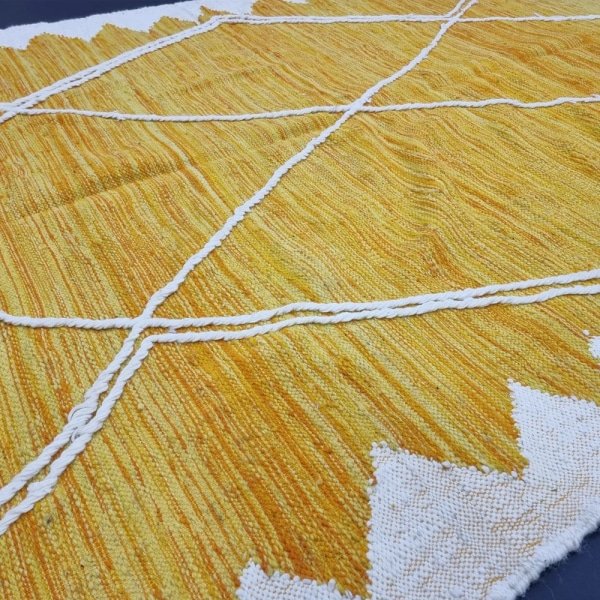 Geel en wit marokkaans kilim vloerkleed