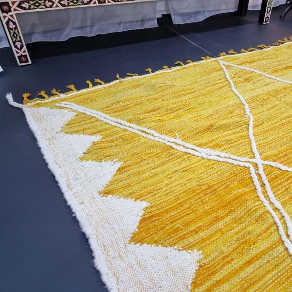 Geel en wit marokkaans kilim vloerkleed