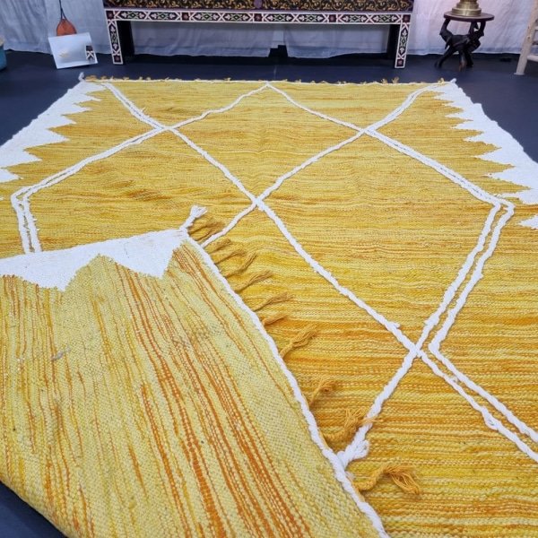 Geel en wit marokkaans kilim vloerkleed