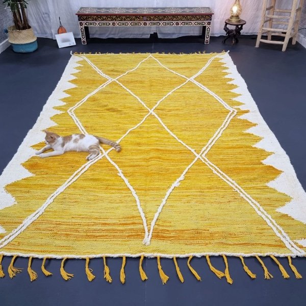 Geel en wit marokkaans kilim vloerkleed