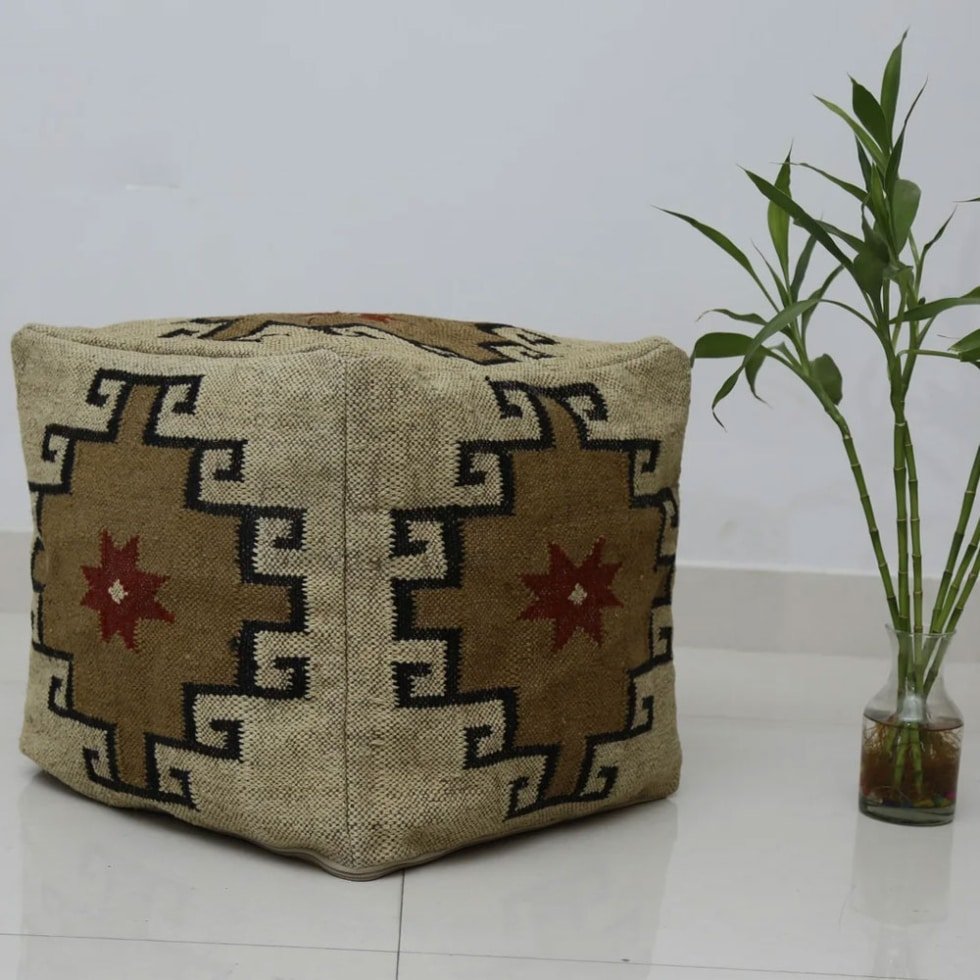 Beige wollen kelim poef