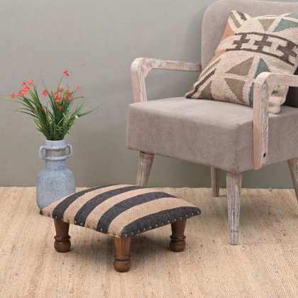Klein zwart gestreept kilim voetenbankje