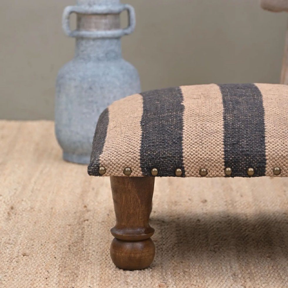 Klein zwart gestreept kilim voetenbankje