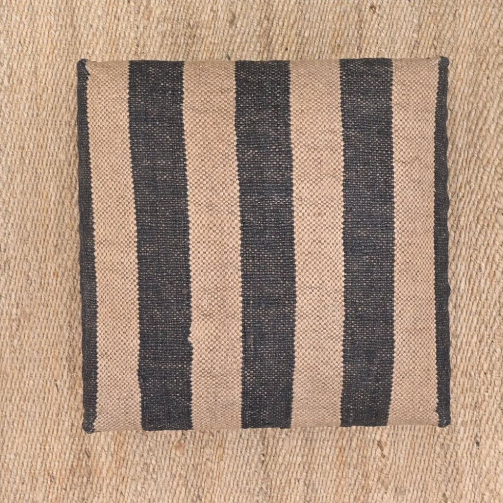 Klein zwart gestreept kilim voetenbankje