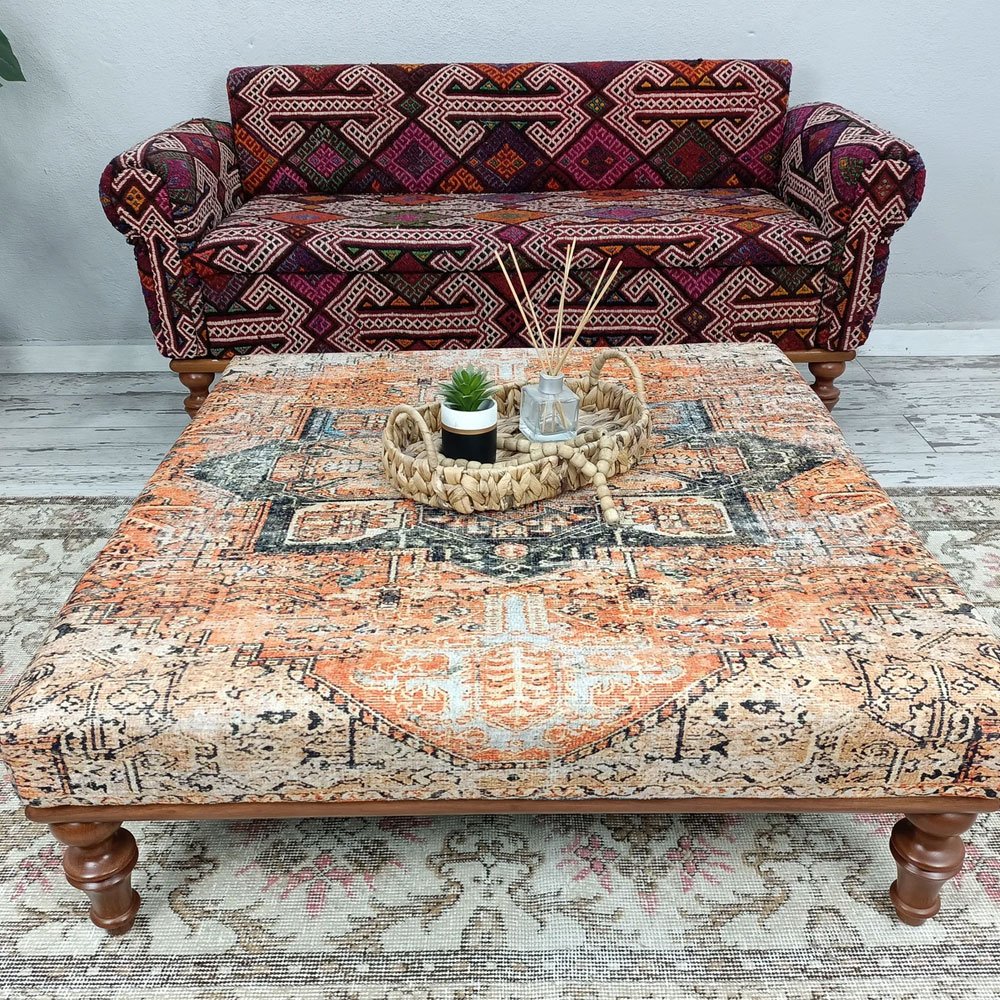 Beige en oranje Turkse kelim voetenbank salontafel Beige en oranje Turkse kelim voetenbank salontafel
