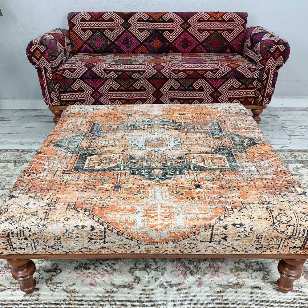 Beige en oranje Turkse kelim voetenbank salontafel Beige en oranje Turkse kelim voetenbank salontafel
