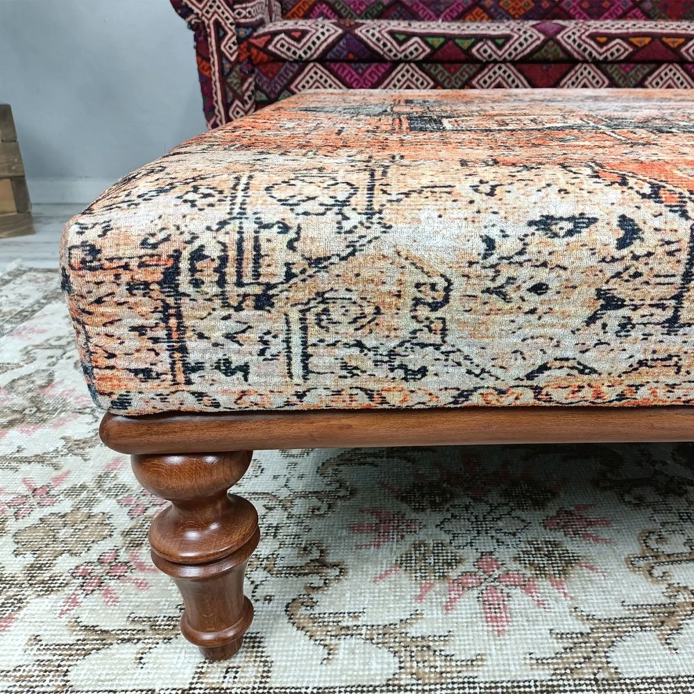 Beige en oranje Turkse kelim voetenbank salontafel Beige en oranje Turkse kelim voetenbank salontafel
