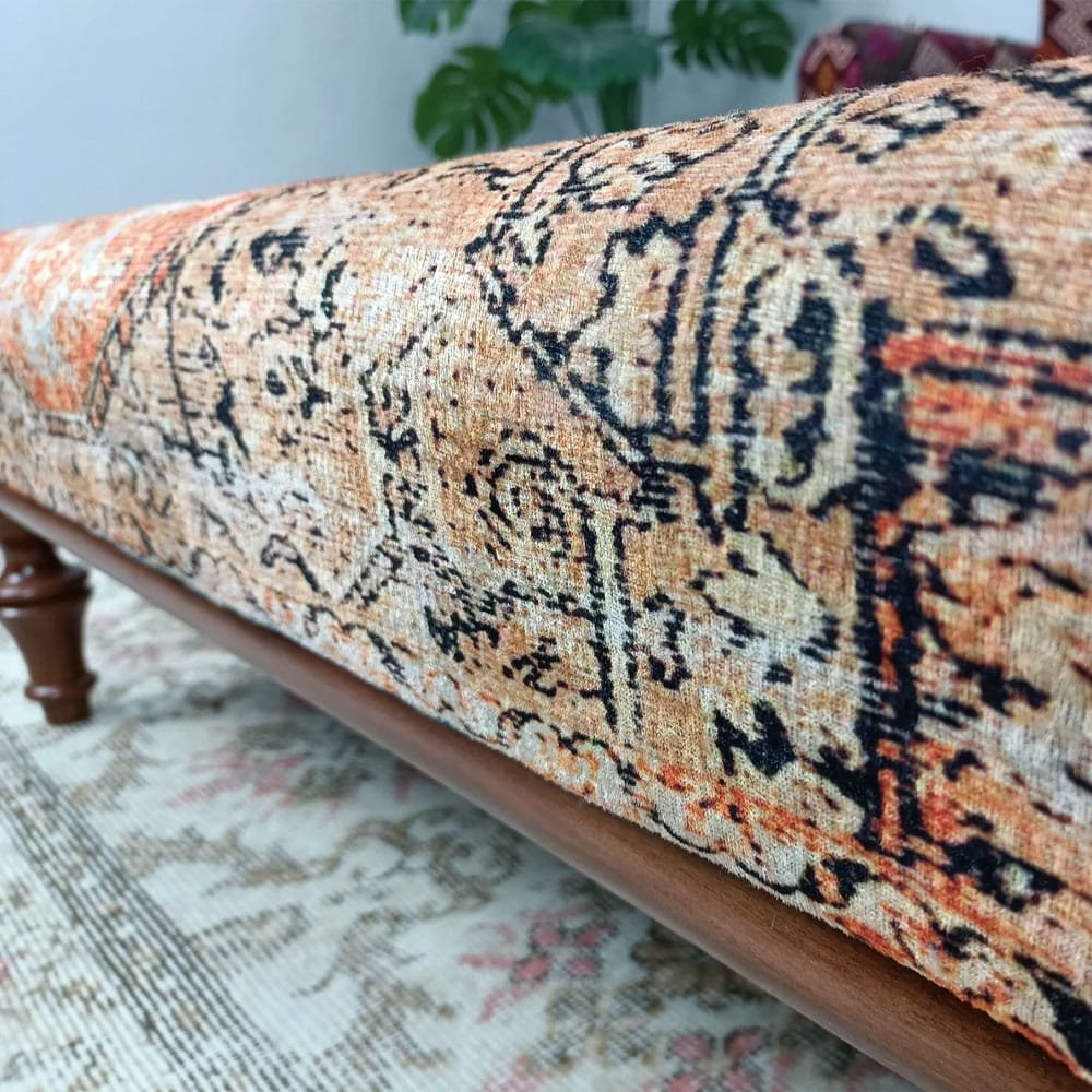 Beige en oranje Turkse kelim voetenbank salontafel Beige en oranje Turkse kelim voetenbank salontafel
