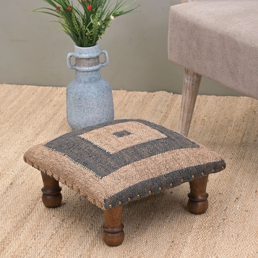 Zwart en wit vierkant kilim voetenbankje Zwart en wit vierkant kilim voetenbankje