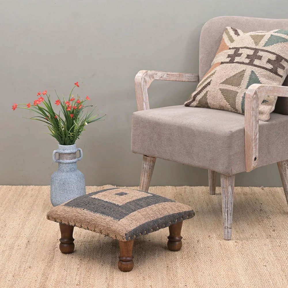 Zwart en wit vierkant kilim voetenbankje Zwart en wit vierkant kilim voetenbankje