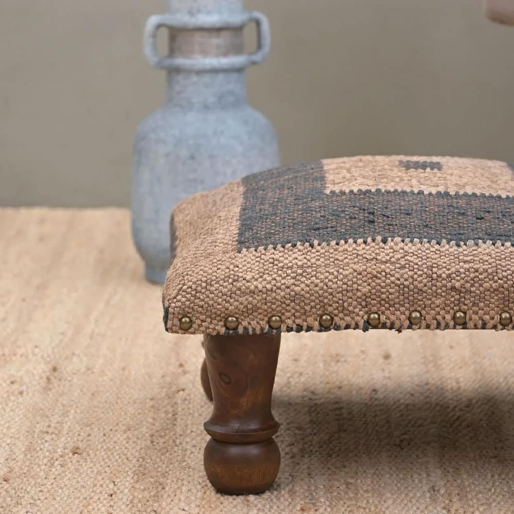 Zwart en wit vierkant kilim voetenbankje Zwart en wit vierkant kilim voetenbankje