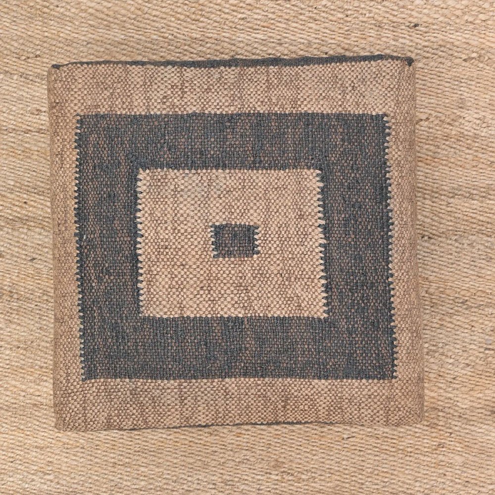 Zwart en wit vierkant kilim voetenbankje Zwart en wit vierkant kilim voetenbankje